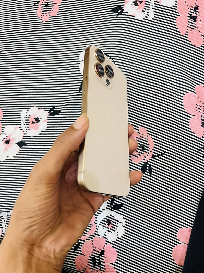 Apple iPhone 16 Pro Max 6