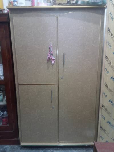 2 Door Beautiful Almari For Sale Hai. 4 khany Hain ur 1 side hanger wl