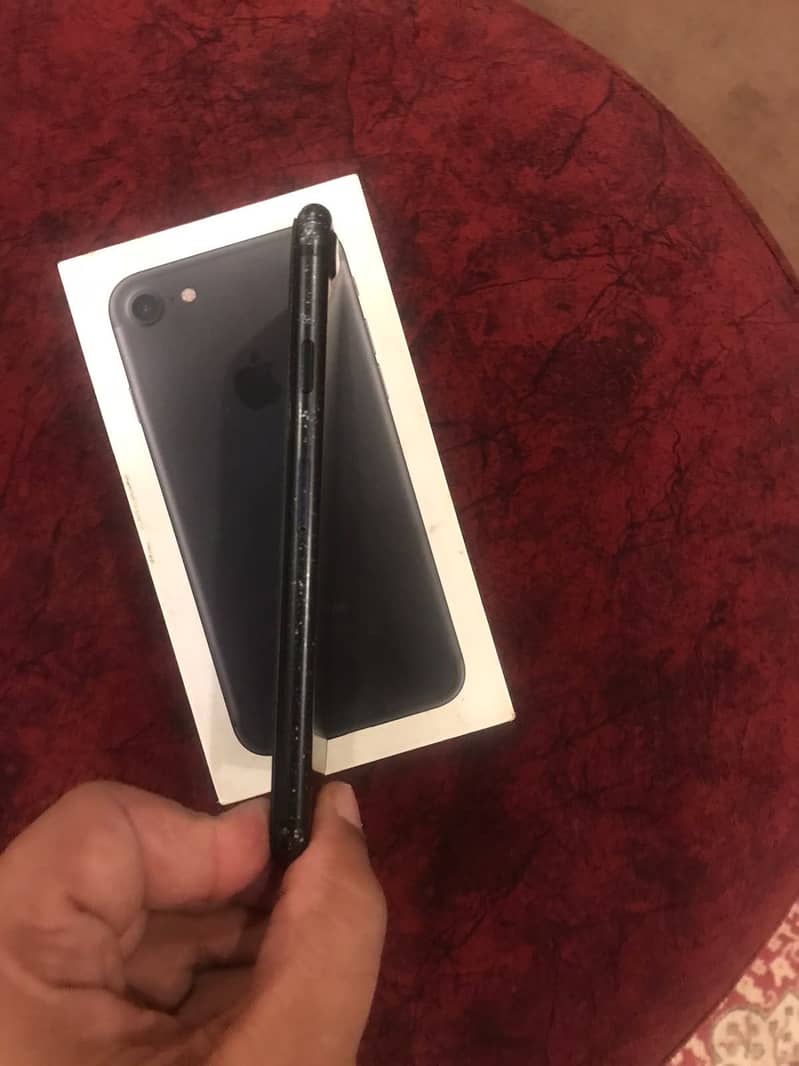 Apple iPhone 7, 32 GB, PTA Approved 2