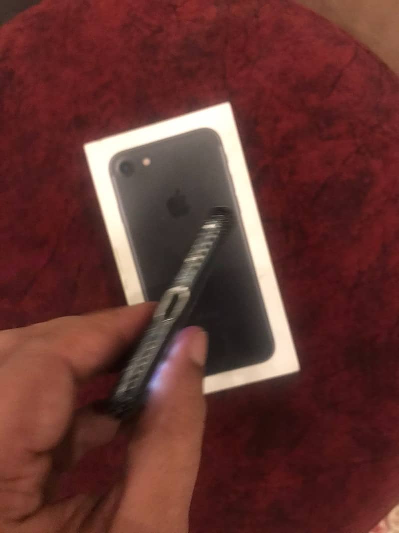 Apple iPhone 7, 32 GB, PTA Approved 5