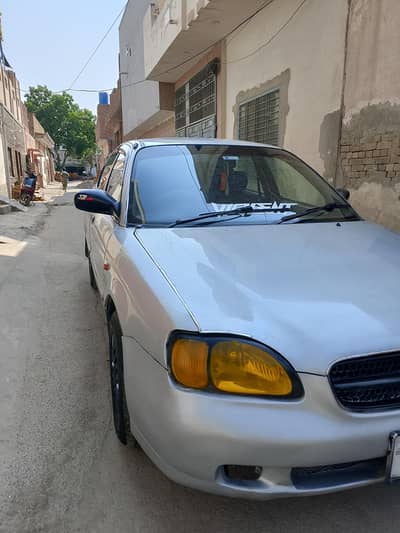 A Suzuki Baleno 2002
