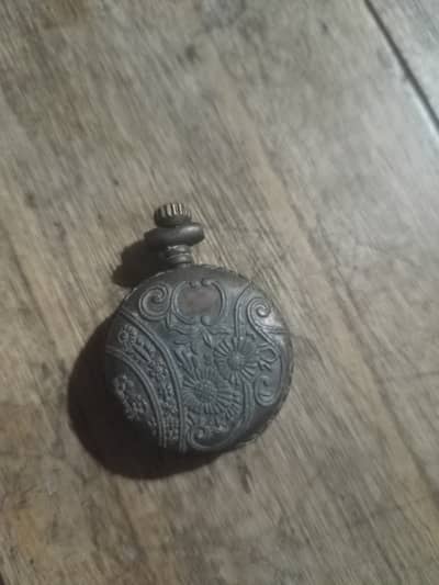 Isay *Pocket Watch / Jaib Ghadi* kehtay hain.  Ye puranay zamane wali
