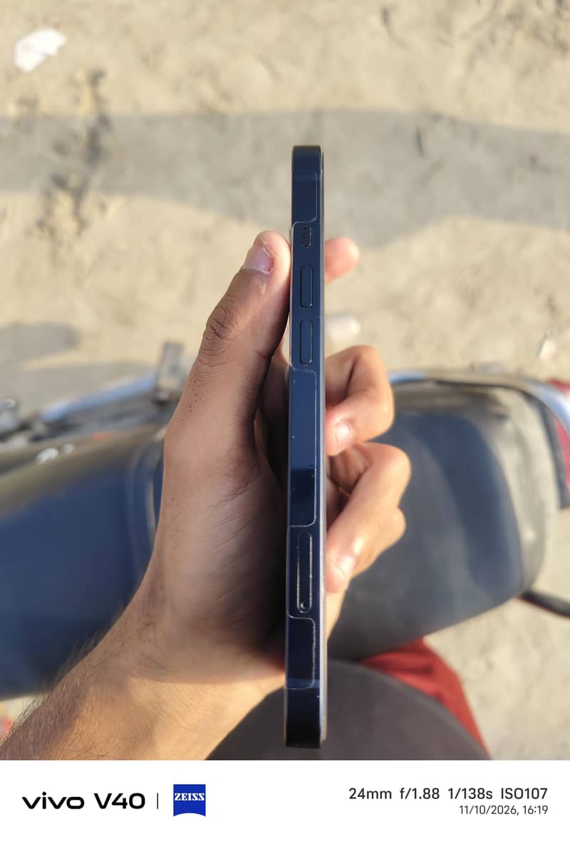 Apple iPhone 13 2