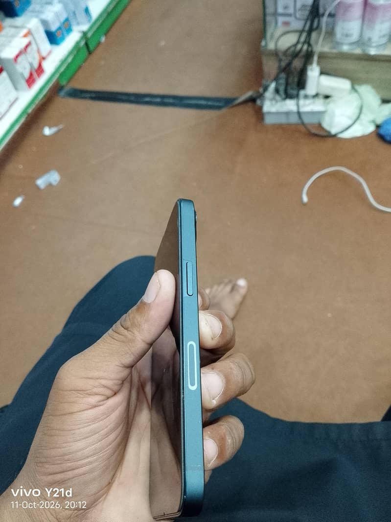Apple iPhone 13 2