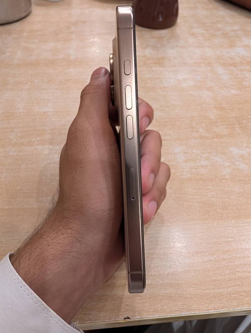 Apple iPhone 16 Pro 1