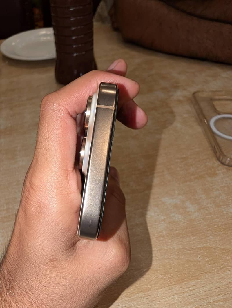 Apple iPhone 16 Pro 3
