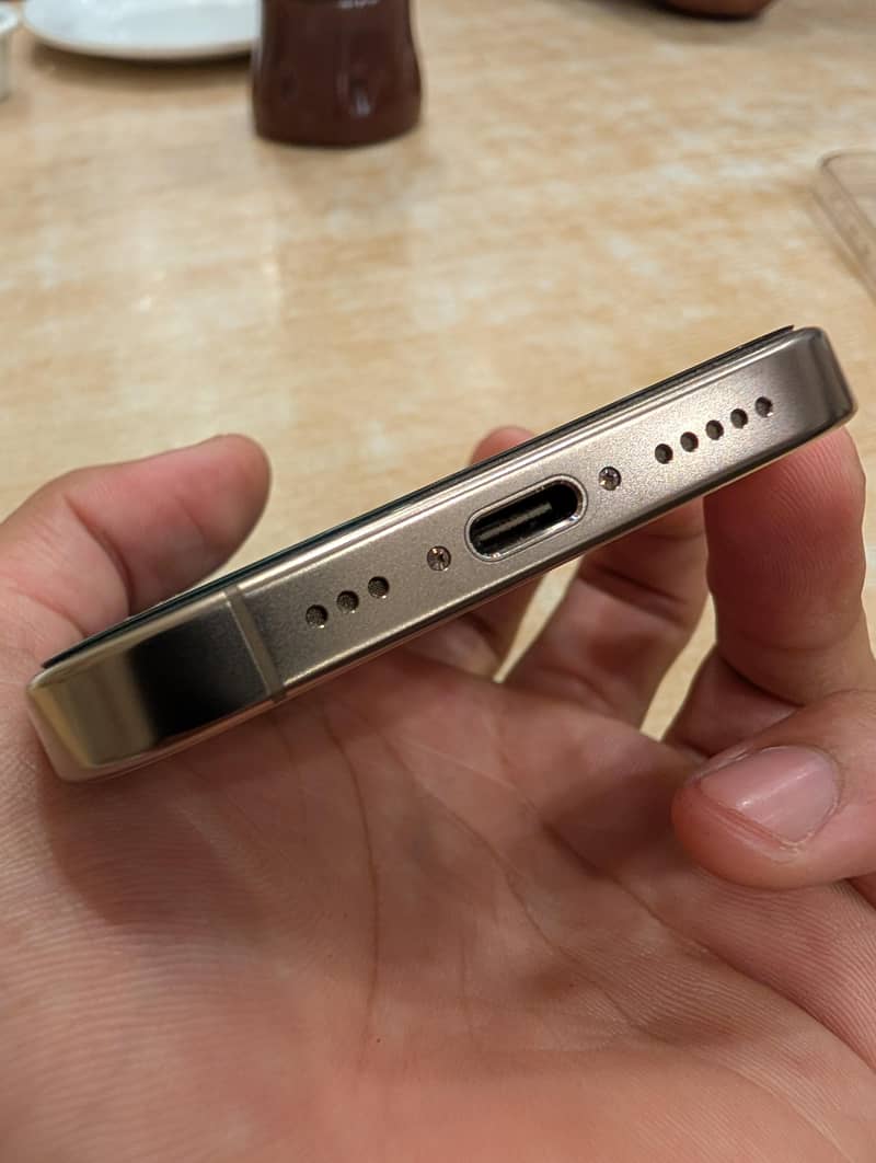 Apple iPhone 16 Pro 4