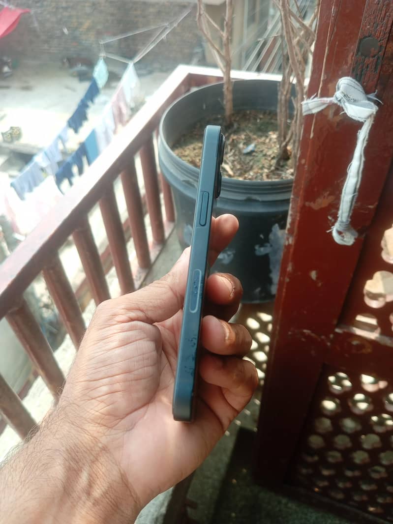 Apple iPhone 13 6