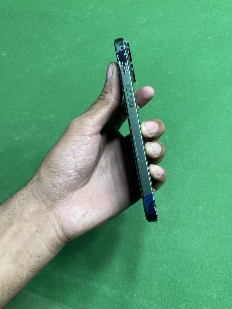 Apple iPhone 13 5