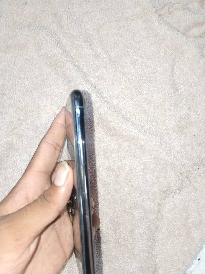 Apple iPhone 11 Pro 4