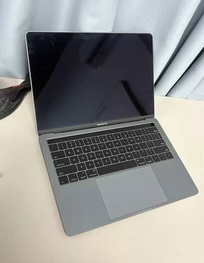 Macbook pro m1 2020 13 inches 8+256 Just like new