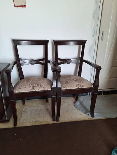 2 chairs and 1 table for sale .