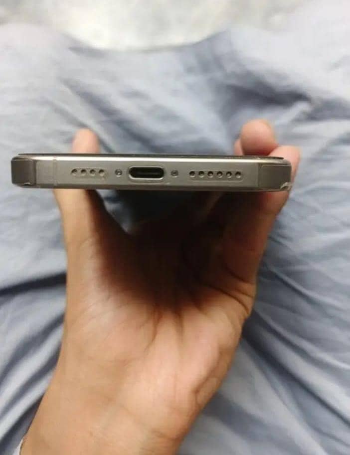 Apple iPhone 15 Pro Max 3