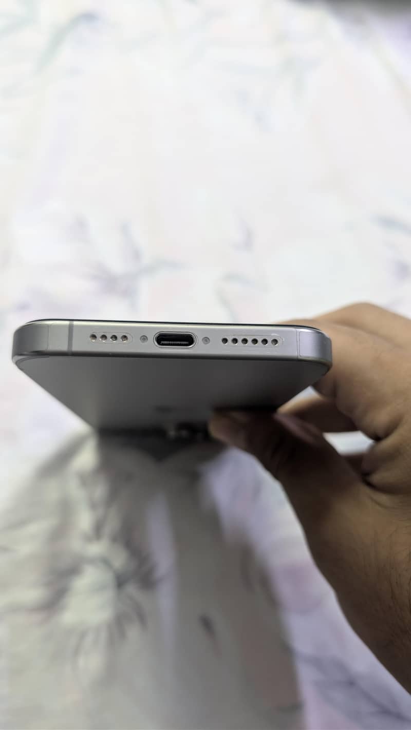 Apple iPhone 15 Pro Max 4