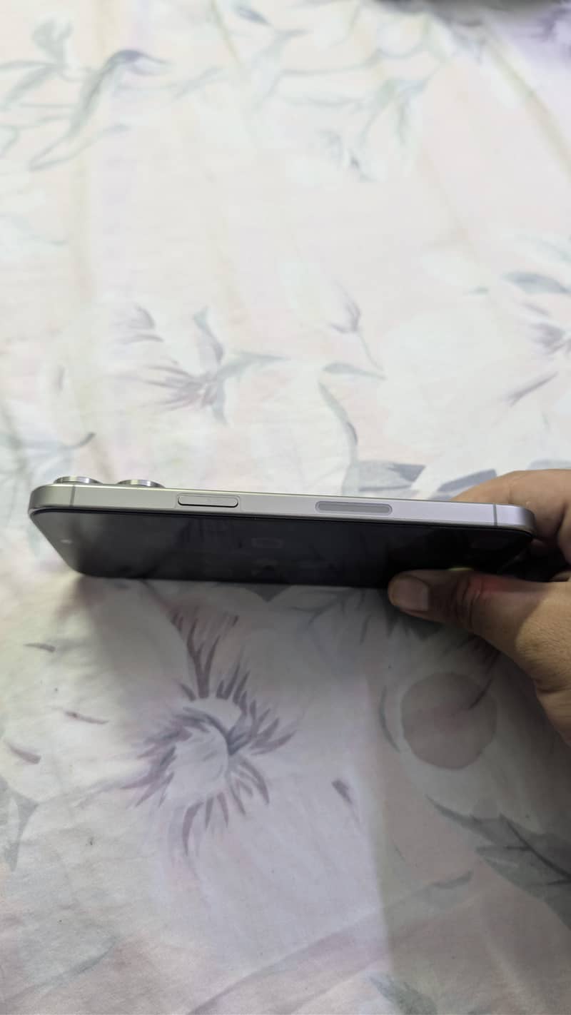 Apple iPhone 15 Pro Max 6