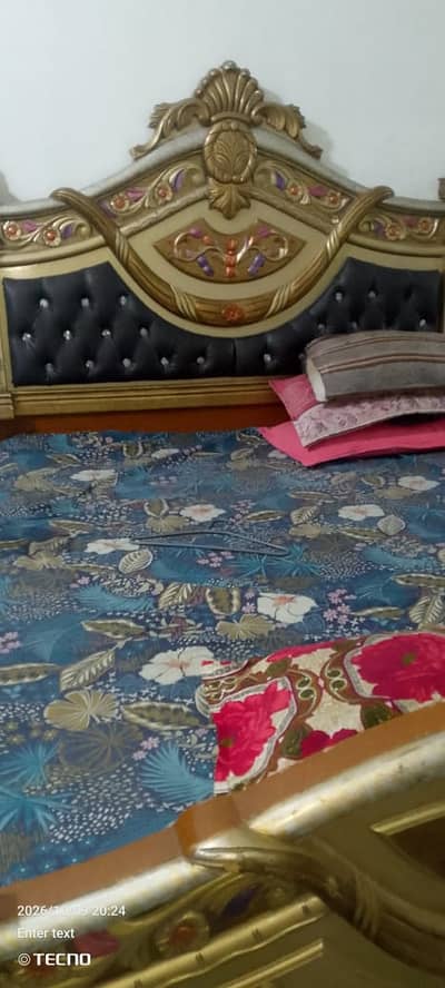 Bed with mattress & showcase