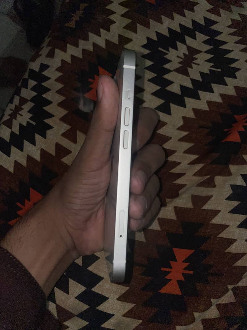 Apple iPhone 13 4