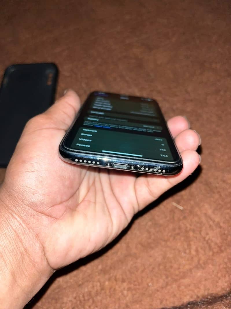 Apple iPhone X 4