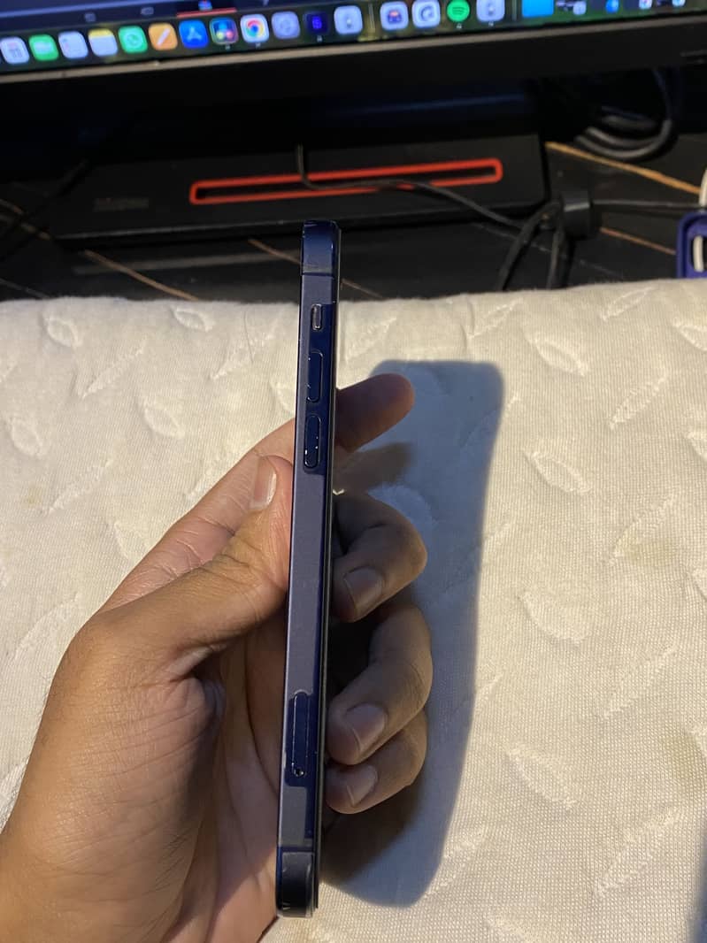 Apple iPhone 12 4