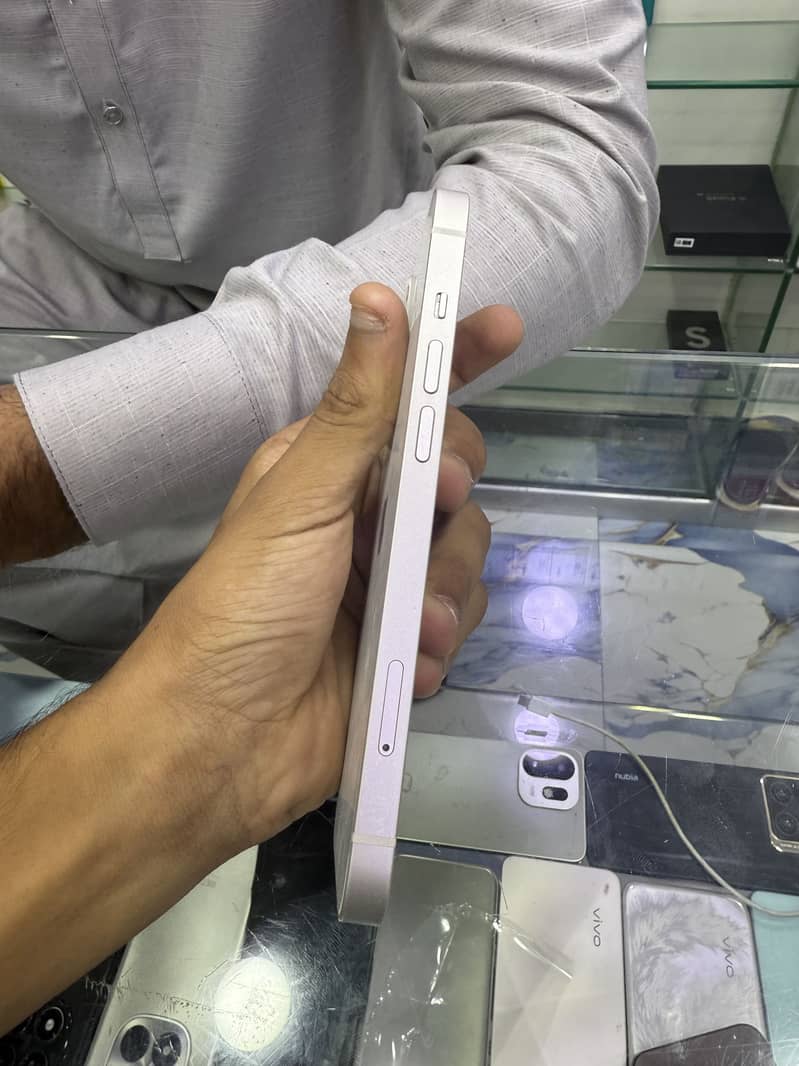 Apple iPhone 13 4