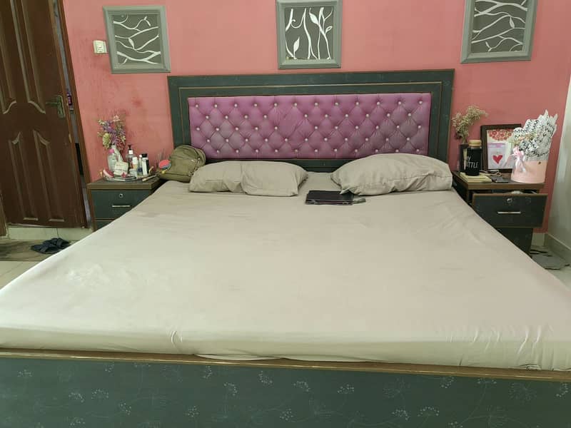 Bed with side tables 0