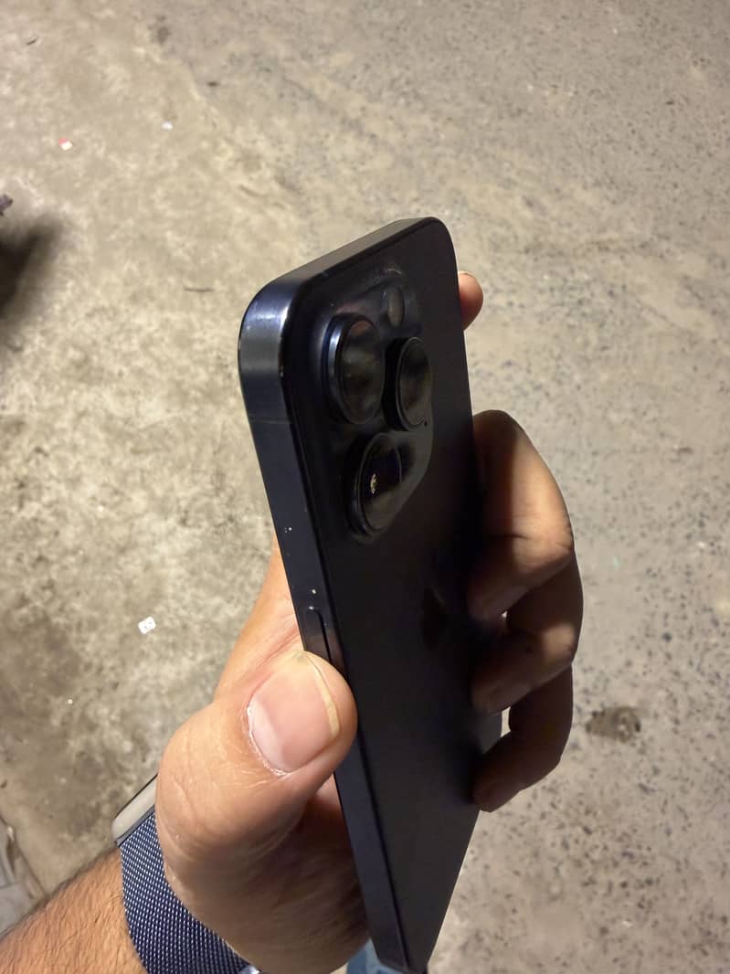 Apple iPhone 15 Pro 4