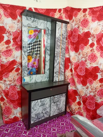 dressing mirror and chair
