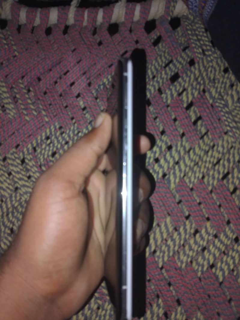 Sharp Aquos r6 2