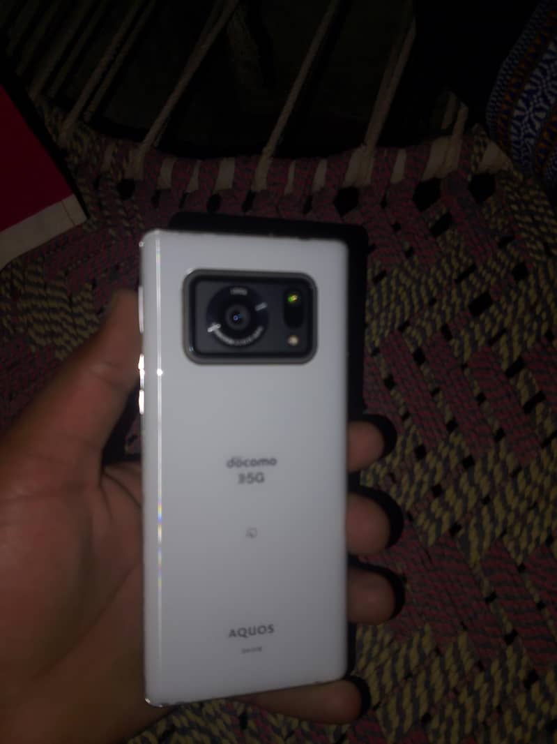 Sharp Aquos r6 5