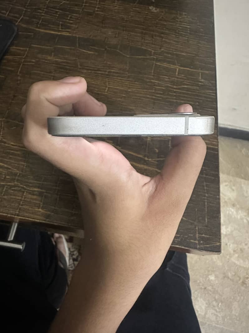 Apple iPhone 12 4