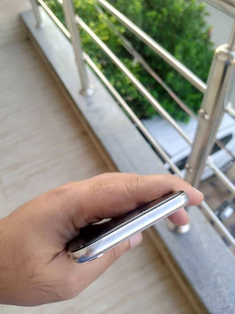 Apple iPhone X 4