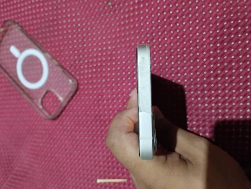 Apple iPhone 13 4