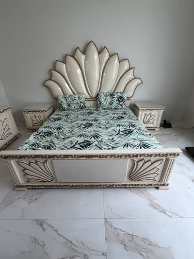 Luxury Pure Wood Bedroom Set with Side Tables and Dressing Table