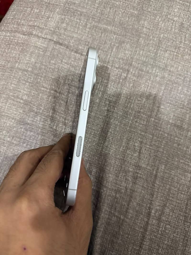 Apple iPhone 16 3