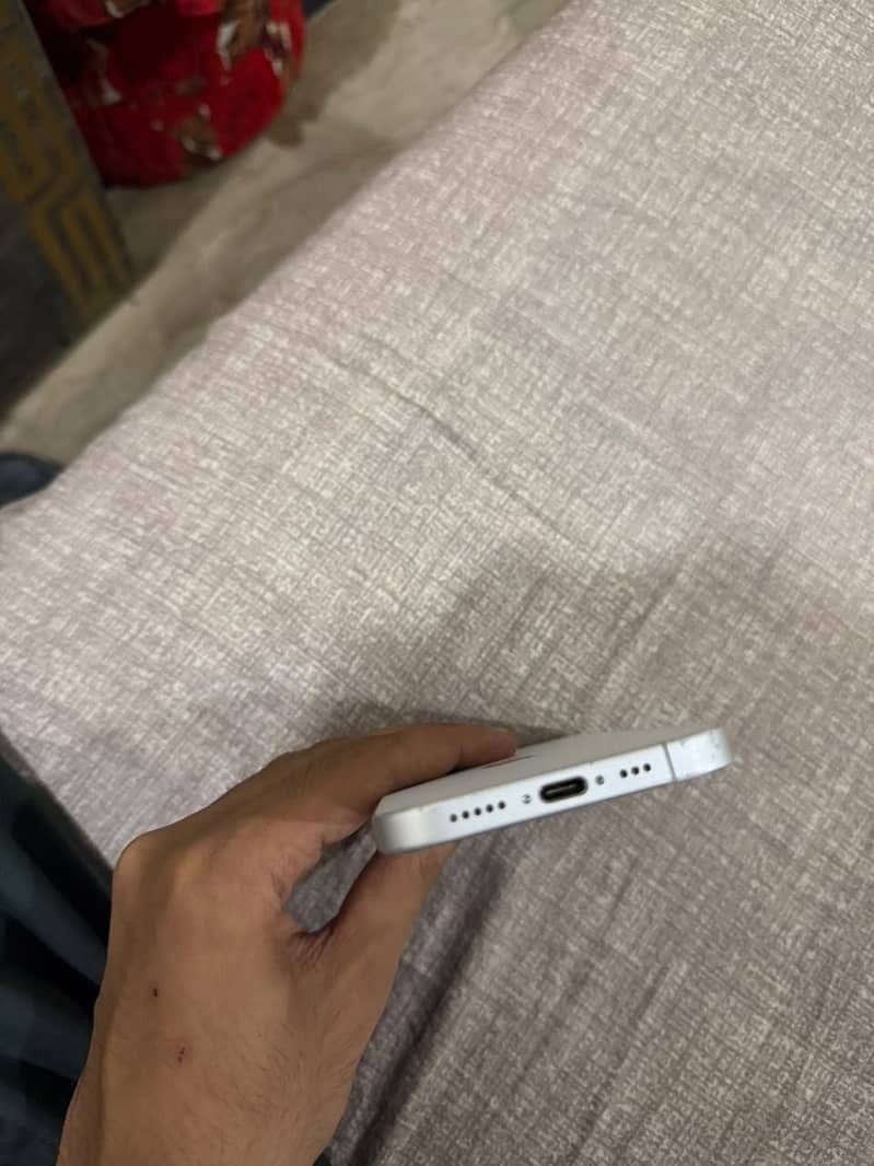 Apple iPhone 16 5