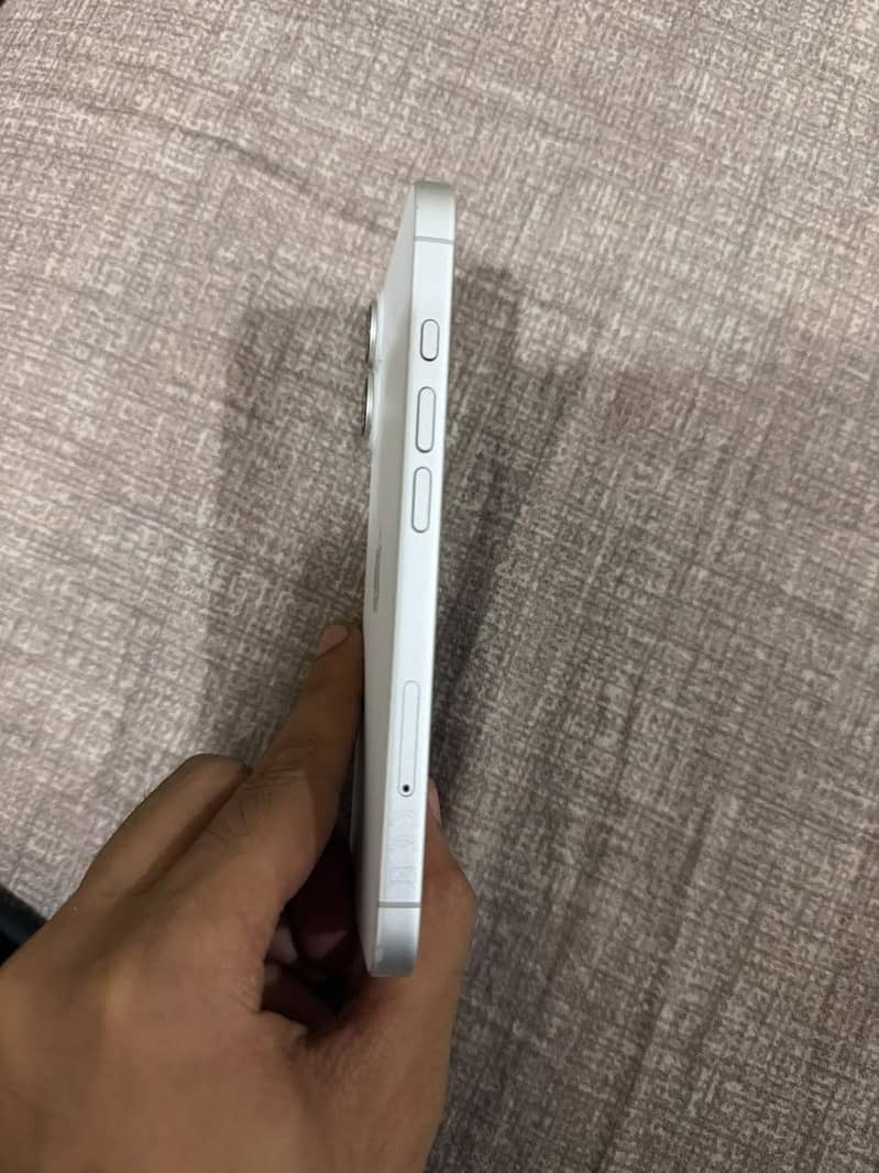 Apple iPhone 16 6