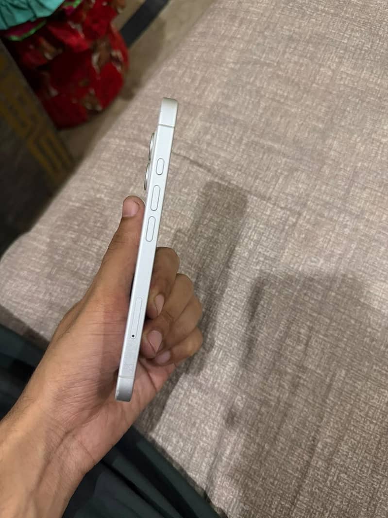 Apple iPhone 16 7
