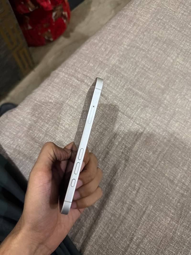 Apple iPhone 16 9