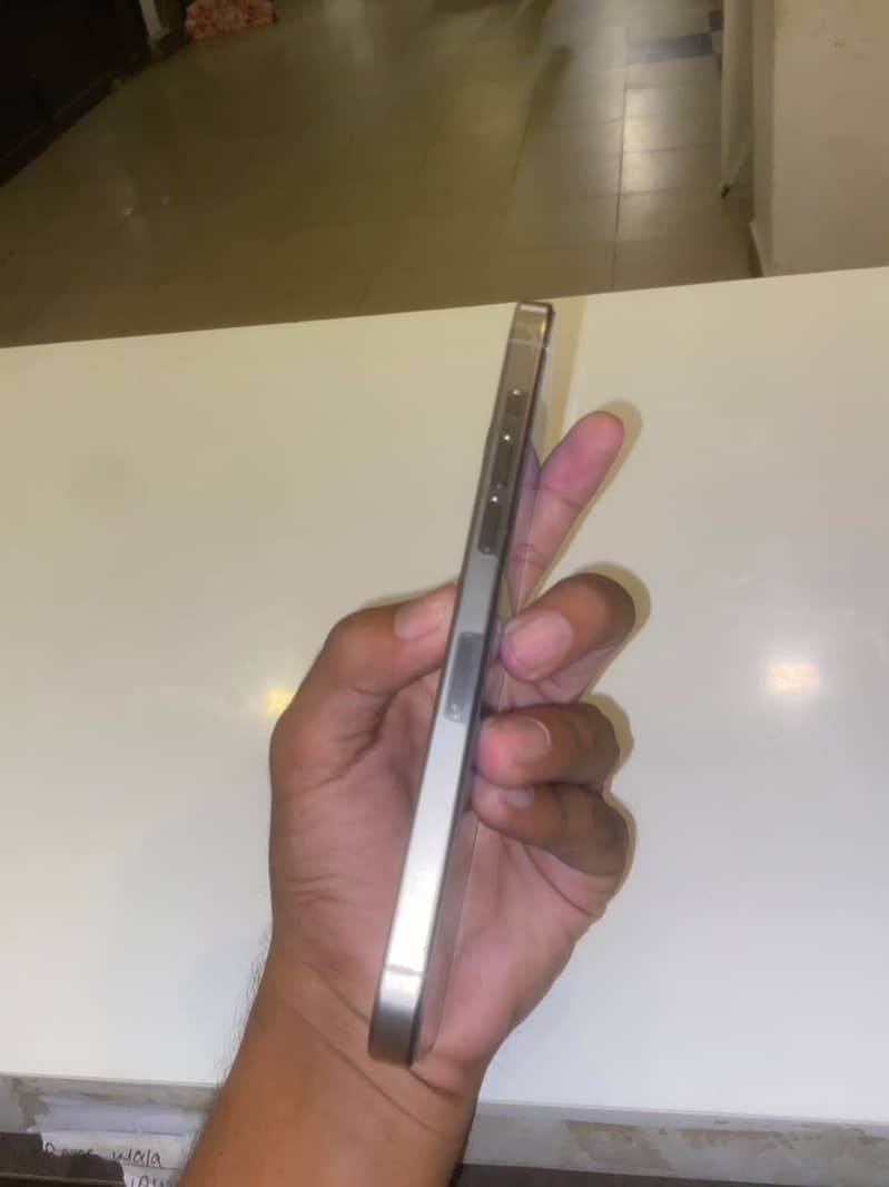 Apple iPhone 15 Pro Max 4