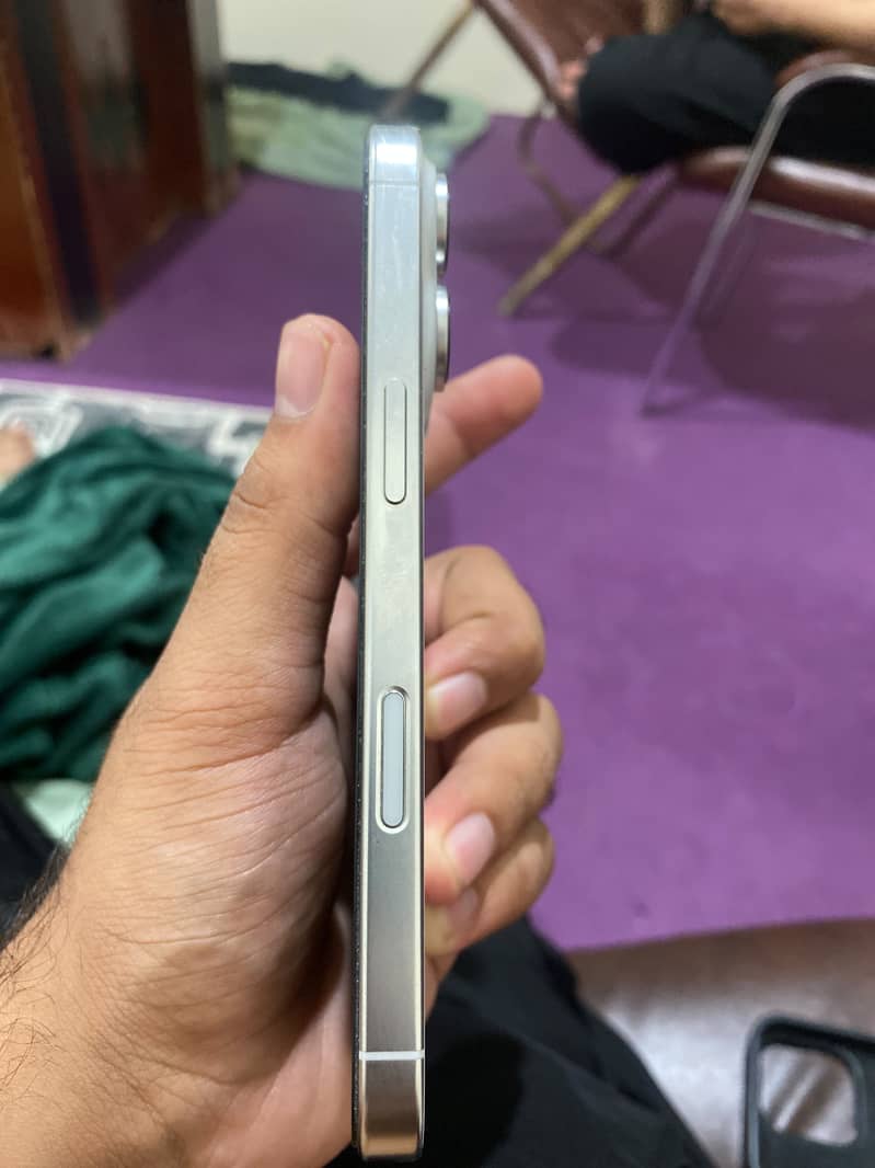 Apple iPhone 16 Pro 2