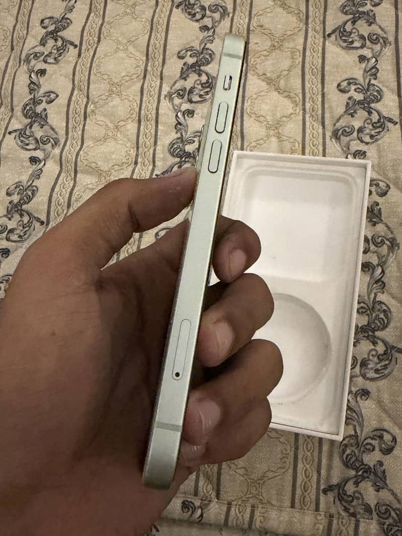 Apple iPhone 12 4