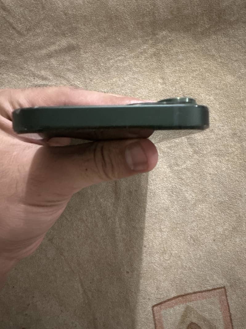 Apple iPhone 13 4