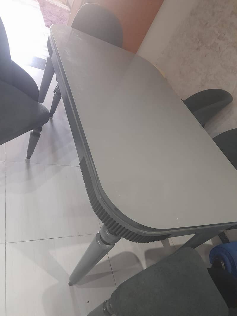 Dining table excellent condition 1