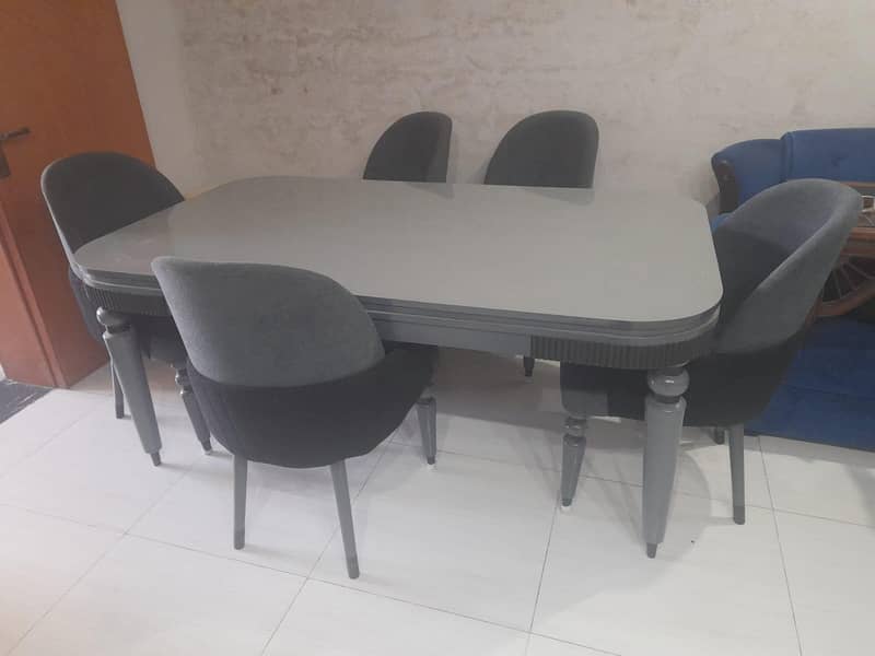 Dining table excellent condition 2