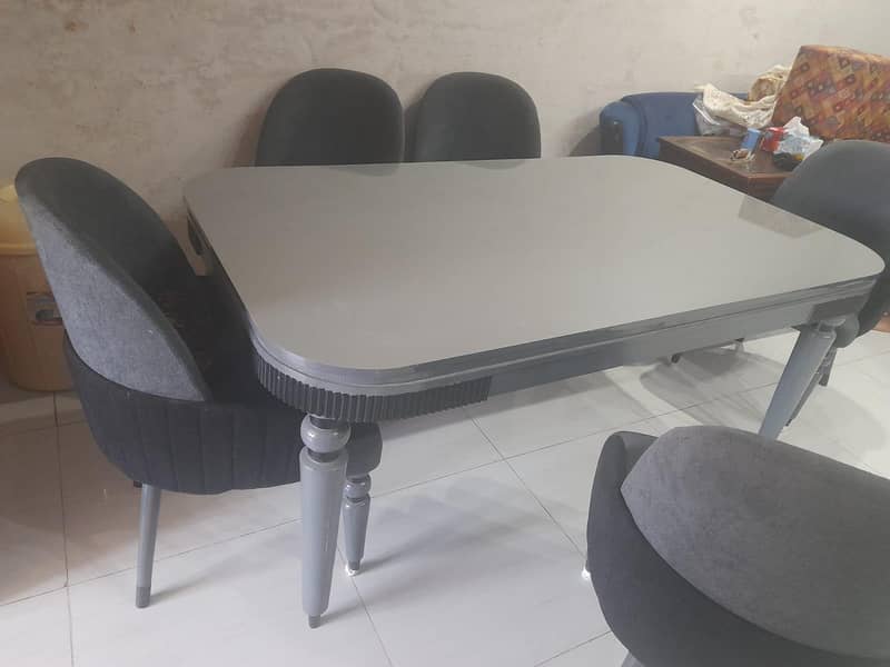 Dining table excellent condition 3