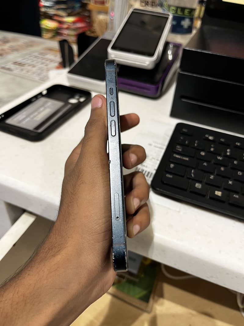 Apple iPhone 13 5