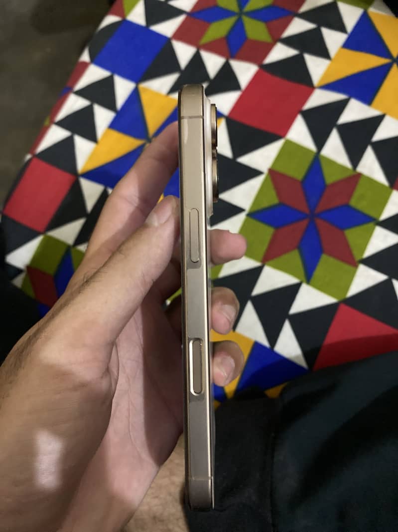 Apple iPhone 16 Pro 1