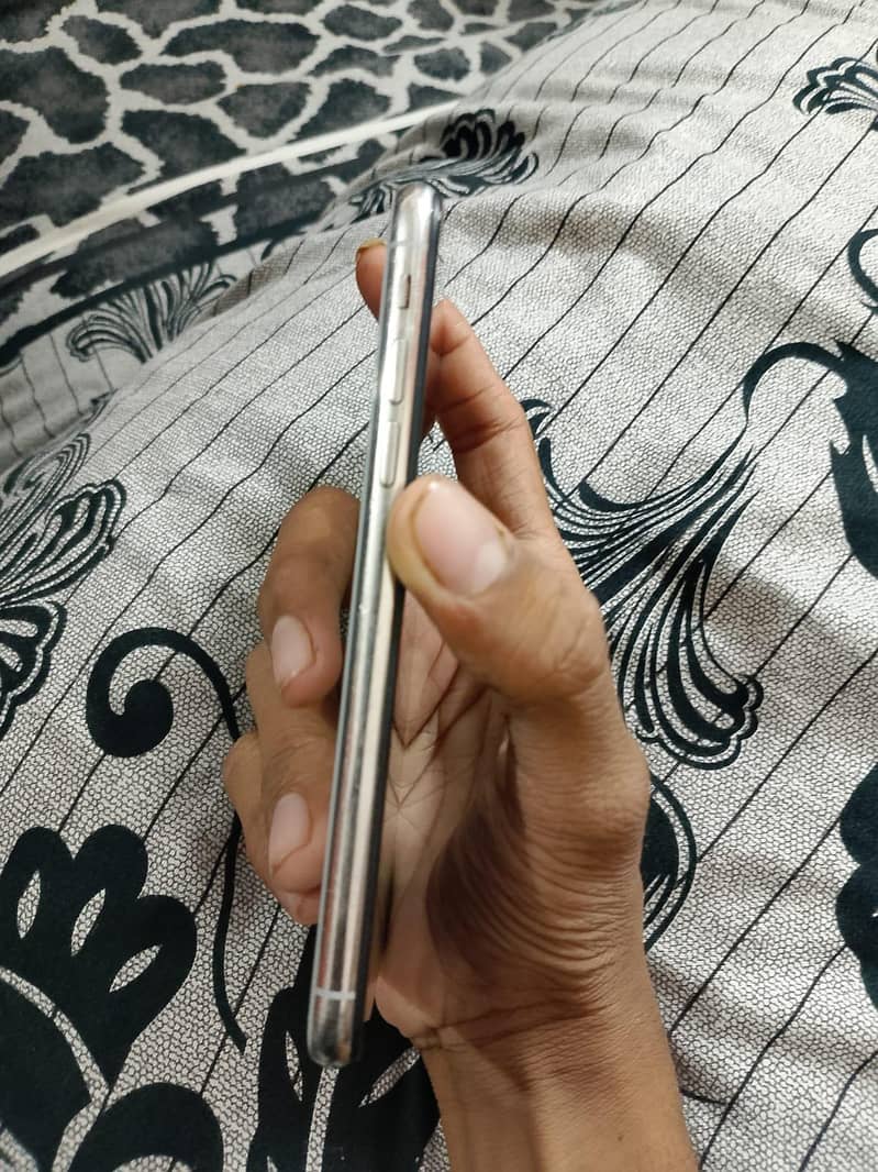 Apple iPhone X 4