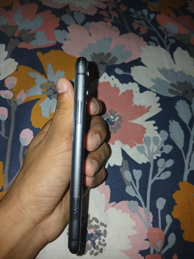 Apple iPhone 11 3