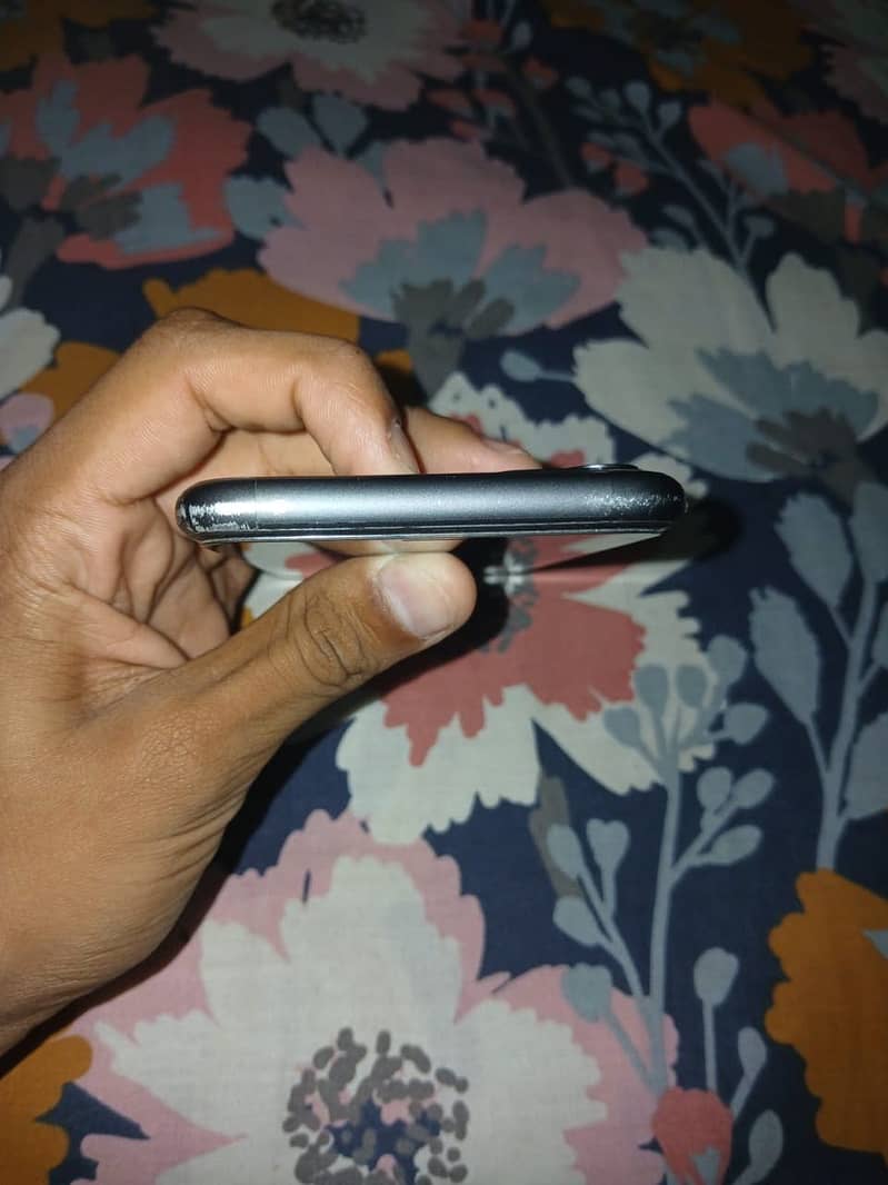 Apple iPhone 11 4